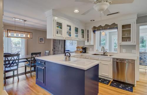 Isle of Palms Casa | 11 43rd Avenue by AvantStay Pool Close to Beach