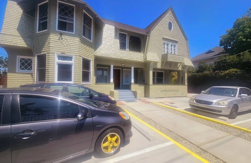 Downtown Los Angeles Cabina | 11-bedroom Historic Victorian Mansion lodge in brilliant Los Angeles-USC Village
