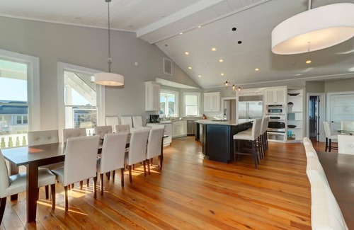 Charleston County Casa | 11 Bedroom, Pool, Hot Tub, Pool Table, Elevator, Putting Green - Sea Palace