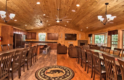 Ebervale Casa | 11 BR 8 BA BASKETBALL MOVIE THEATRE HOT TUB FIRE PIT ON 8 ACRES SLPS 30!