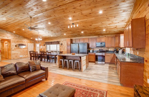 Ebervale Casa | 11 BR 8 BA BASKETBALL MOVIE THEATRE HOT TUB FIRE PIT ON 8 ACRES SLPS 30!