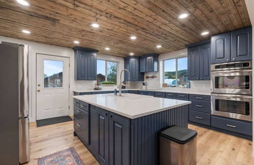 St. Charles Apartamento | 11 cabins! Hot tub! Family Reunion! Business Retreat! Sleeps 50+