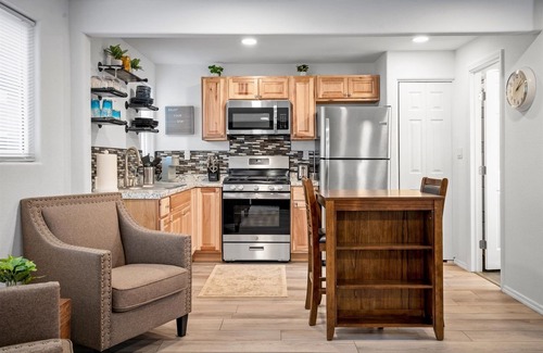 Roosevelt Condominio | 11 Chelsea Place 1 Bedroom Condo by RedAwning