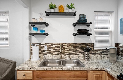 Roosevelt Condominio | 11 Chelsea Place 1 Bedroom Condo by RedAwning
