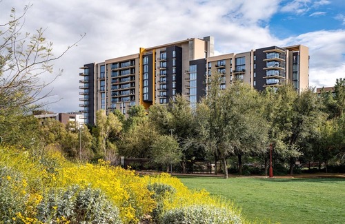 Roosevelt Condominio | 11 Chelsea Place 1 Bedroom Condo by RedAwning