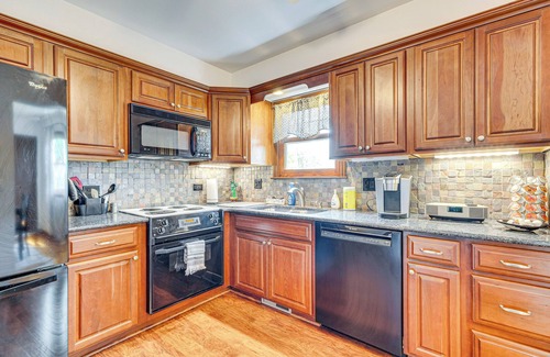 Worthington Casa | 11 Mi to Dtwn Columbus: Family Home w/ Fire Pit!