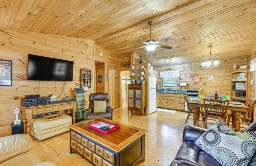 Franklin Casa | 11 Mi to Dtwn Franklin Cabin with Porch!