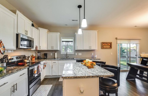 Spring Lake Casa | 11 Mi to Fort Bragg: Family Home w/ Patio!
