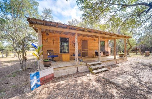 Johnson City Apartamento | 11 Mi to LBJ State Park - Couples Cabin Retreat!