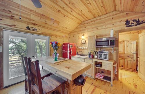 Johnson City Apartamento | 11 Mi to LBJ State Park - Couples Cabin Retreat!