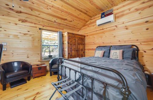 Johnson City Apartamento | 11 Mi to LBJ State Park - Couples Cabin Retreat!