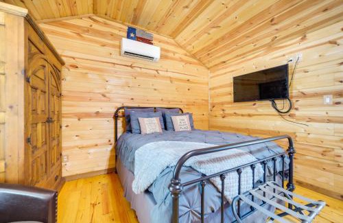 Johnson City Apartamento | 11 Mi to LBJ State Park - Couples Cabin Retreat!