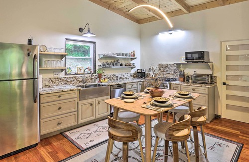 Burnsville Casa | 11 Mi to Wolf Ridge Ski Resort: Burnsville Escape