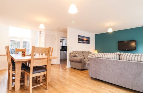 Porthtowan Cabaña | 11 TOWAN VALLEY, pet friendly, country holiday cottage in Porthtowan