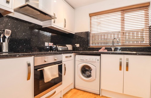 Porthtowan Cabaña | 11 TOWAN VALLEY, pet friendly, country holiday cottage in Porthtowan