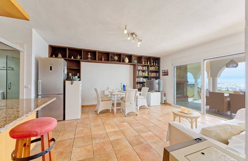 Urbanizacion Marbessa Villa | 1100 Increíble Villa Frente al Mar en Marbesa con Piscina y Jardín