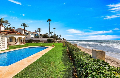 Urbanizacion Marbessa Villa | 1100 Increíble Villa Frente al Mar en Marbesa con Piscina y Jardín