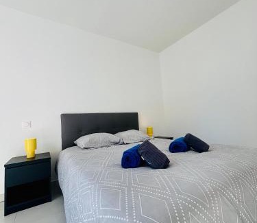 Vias Apartamento | 111 Acces direct 3min de la MER,2 places de parking gratuite, terrasse