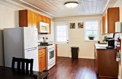 Dubuque Apartamento | 1129#4 / Prime Downtown Dubuque, Cozy Brick Charm