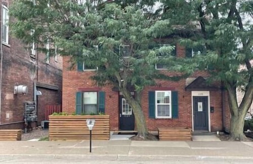 Dubuque Apartamento | 1129#4 / Prime Downtown Dubuque, Cozy Brick Charm