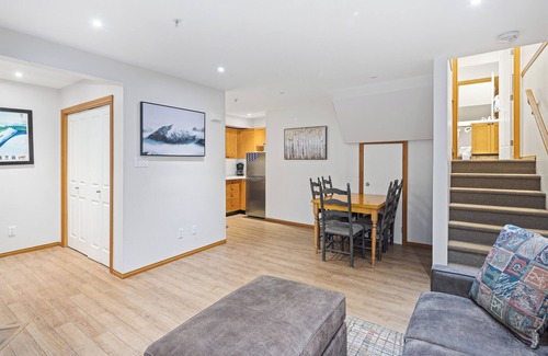 Village North Casa | 113 glaciares Alcanza un 2br con jacuzzi y piscina en Whistler Village