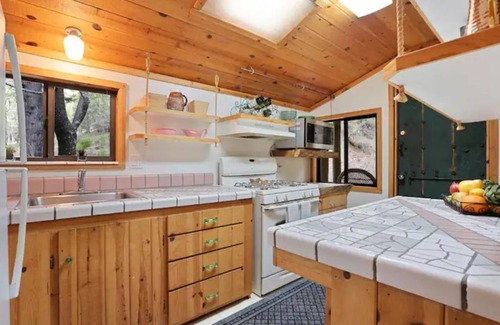 Glencoe Cabina | 114 acres! Wooded Serenity - Gold Camp Green Cabin