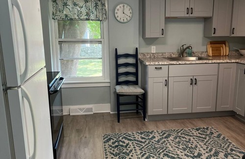 Groton Cabaña | 115 Rose Cottage with 2 bedroom walk to Groton Bay