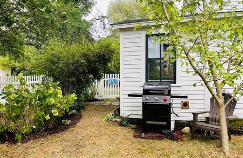 Groton Cabaña | 115 Rose Cottage with 2 bedroom walk to Groton Bay