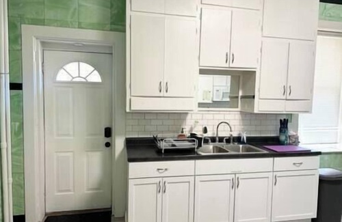 Dubuque Apartamento | 1157#2 / First floor, King bed, Free parking,