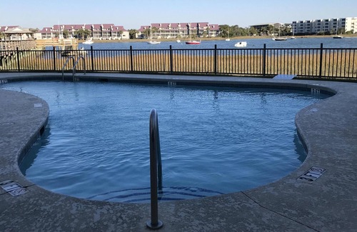 Waters Edge Casa | 118 Waters Edge ~ Hermosa vista al río ~ 3bd / 3ba ~ Piscina comunitaria