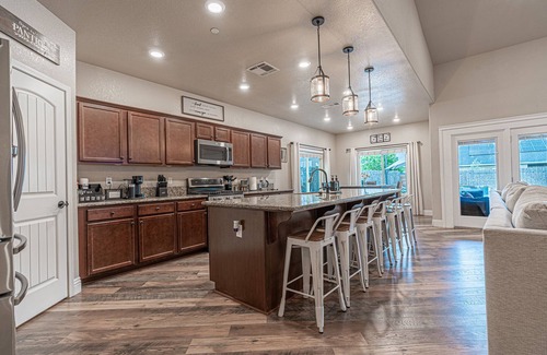 Tulare Casa | 12-Bed home w/ Pool&Hot tub near Sequoia National Park