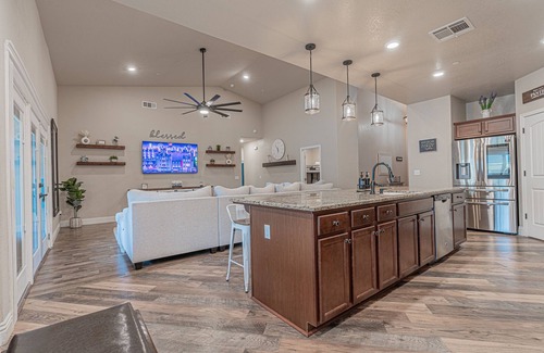 Tulare Casa | 12-Bed home w/ Pool&Hot tub near Sequoia National Park
