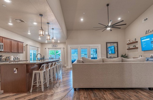 Tulare Casa | 12-Bed home w/ Pool&Hot tub near Sequoia National Park