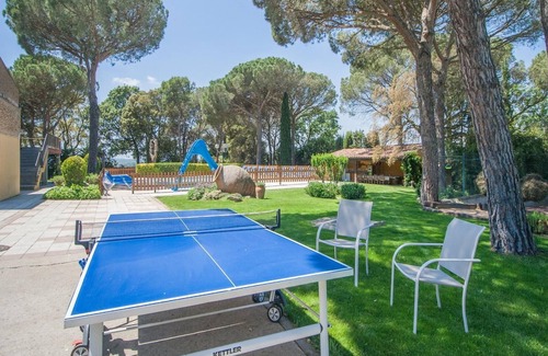 Cassa de la Selva Villa | Casa rural con 12 Habitaciones|33pax|Pista de Tenis, BBQ, WiFi, Gran piscina