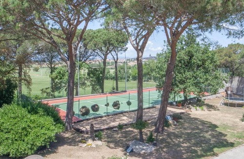 Cassa de la Selva Villa | Casa rural con 12 Habitaciones|33pax|Pista de Tenis, BBQ, WiFi, Gran piscina