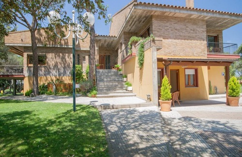 Cassa de la Selva Villa | Casa rural con 12 Habitaciones|33pax|Pista de Tenis, BBQ, WiFi, Gran piscina