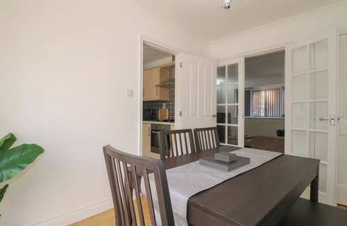 Leicester Cabaña | 12 GORSE LANE, family friendly, with a garden in Syston
