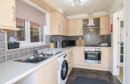 Leicester Cabaña | 12 GORSE LANE, family friendly, with a garden in Syston