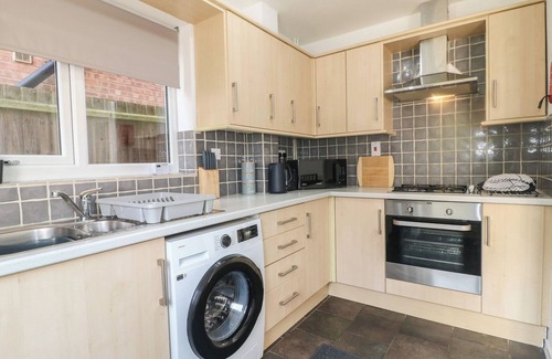 Leicester Cabaña | 12 GORSE LANE, family friendly, with a garden in Syston
