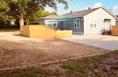 Lake Charles Casa | 12 GUEST HOME IN HISTORIC DISTRICT WITH FAMILY FRIENDLY PATIO