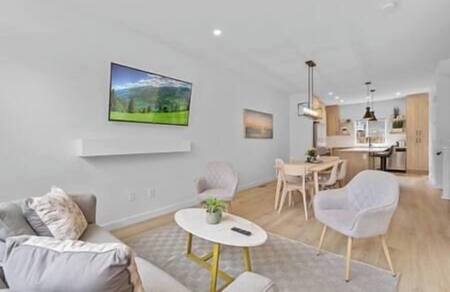 Southwest Calgary Casa | 12 Guests | 2 King Beds | Ping Pong| 6 BR| Garage