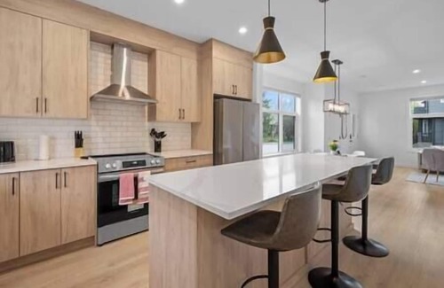 Southwest Calgary Casa | 12 Guests | 2 King Beds | Ping Pong| 6 BR| Garage