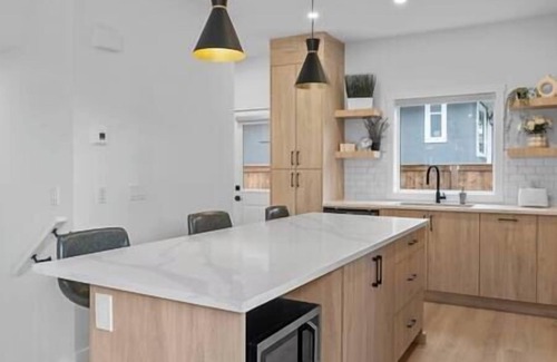 Southwest Calgary Casa | 12 Guests | 2 King Beds | Ping Pong| 6 BR| Garage