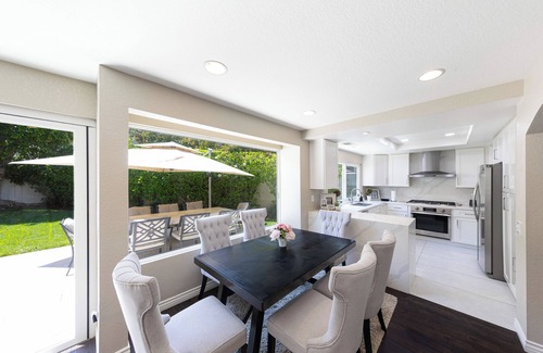 Orange Casa | 12 Mi to Disneyland! Sleek Suburban Home