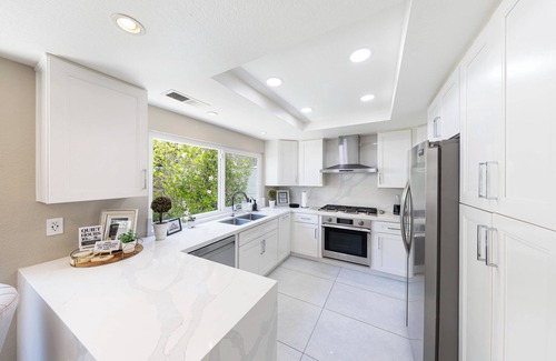 Orange Casa | 12 Mi to Disneyland! Sleek Suburban Home