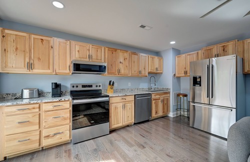 Midway Apartamento | 12 Mi to Downtown Winston-Salem: Apt w/ Balcony!