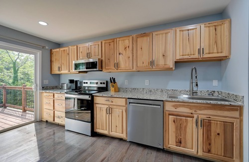 Midway Apartamento | 12 Mi to Downtown Winston-Salem: Apt w/ Balcony!