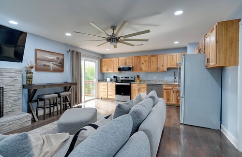 Midway Apartamento | 12 Mi to Downtown Winston-Salem: Apt w/ Balcony!