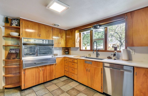 Gladstone Casa | 12 Mi to Portland: Home w/ Clackamas River Views