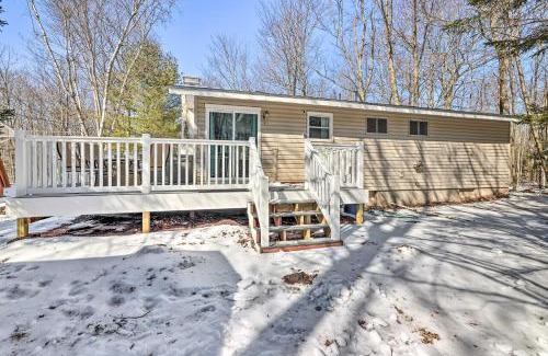 Pocono Lake Casa | 12 Mi to Ski Home with Hot Tub in Arrowhead Lake